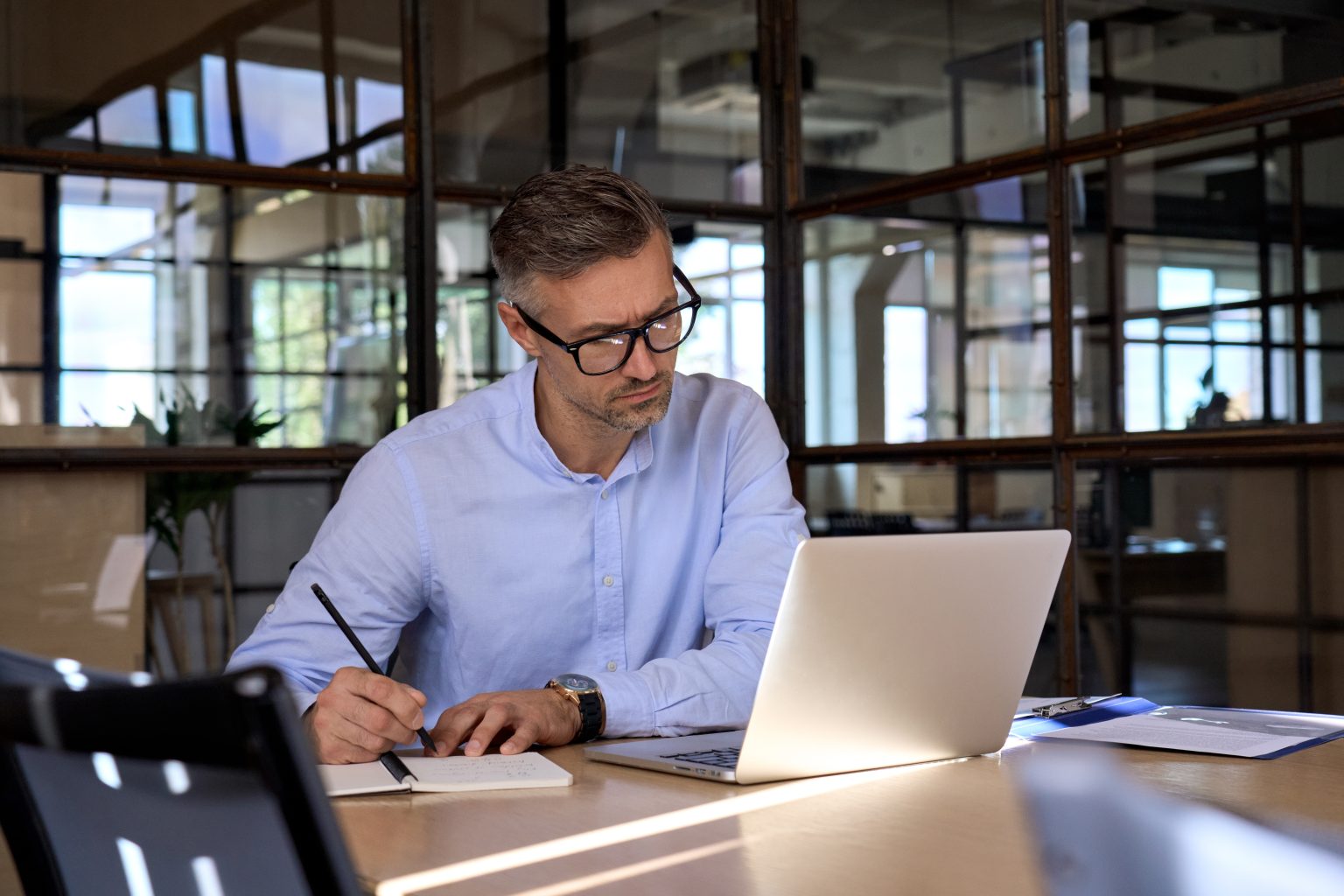 Mężczyzna i kobieta patrzą na sap successfactorss na laptopie.